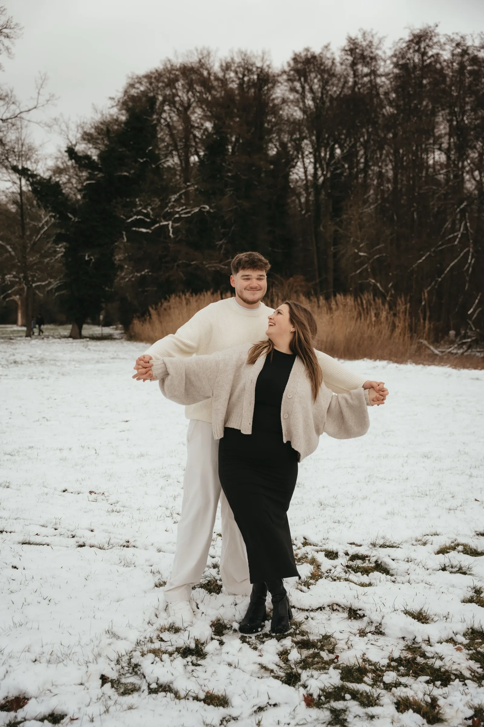 Drehung im Schnee, Mantel fliegt