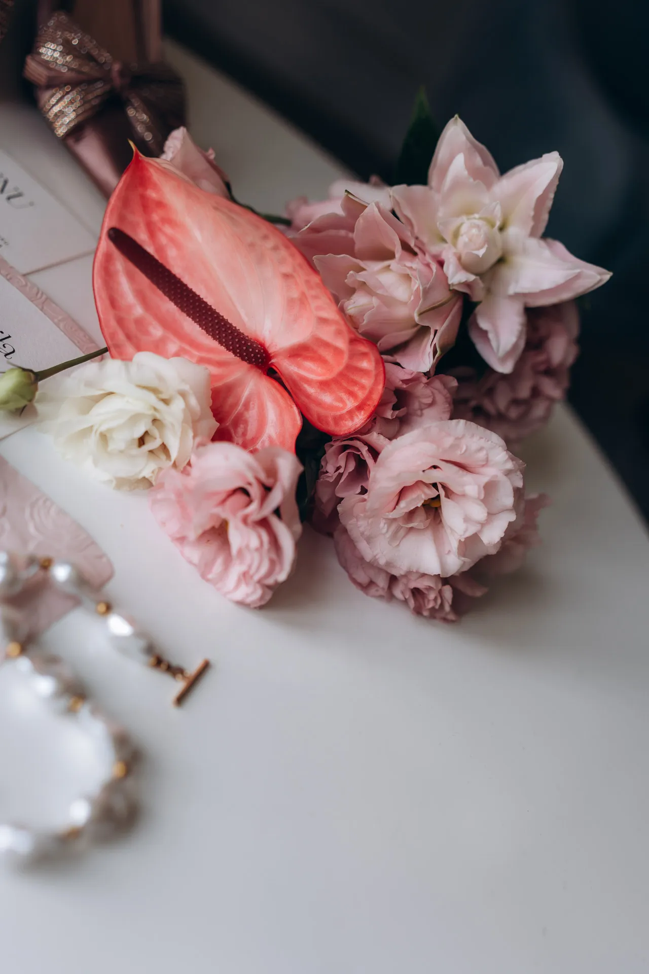 Blumen-Details in Rosé — Anthurie, Rosen und Perlen