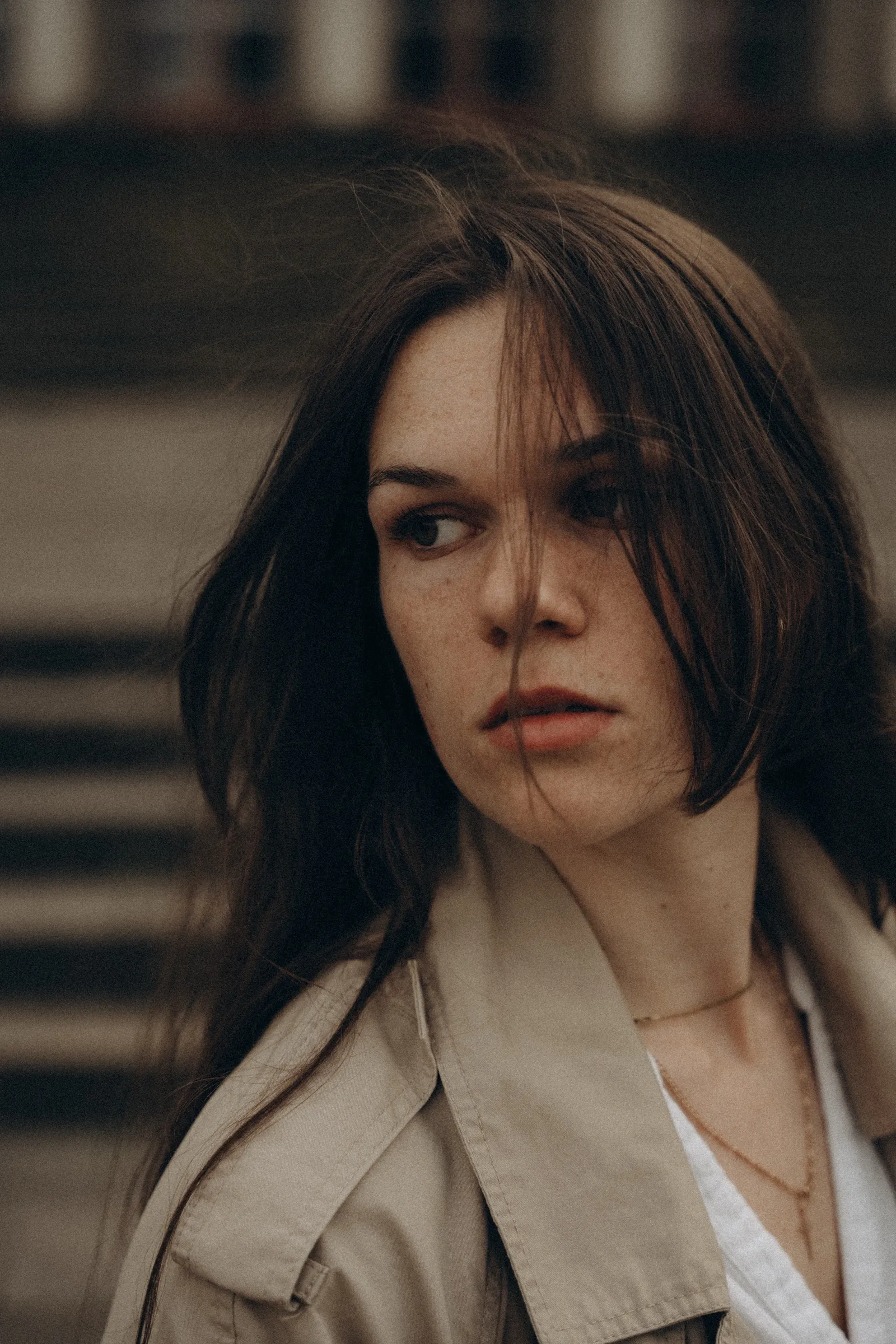 Julia im Trenchcoat — Portrait