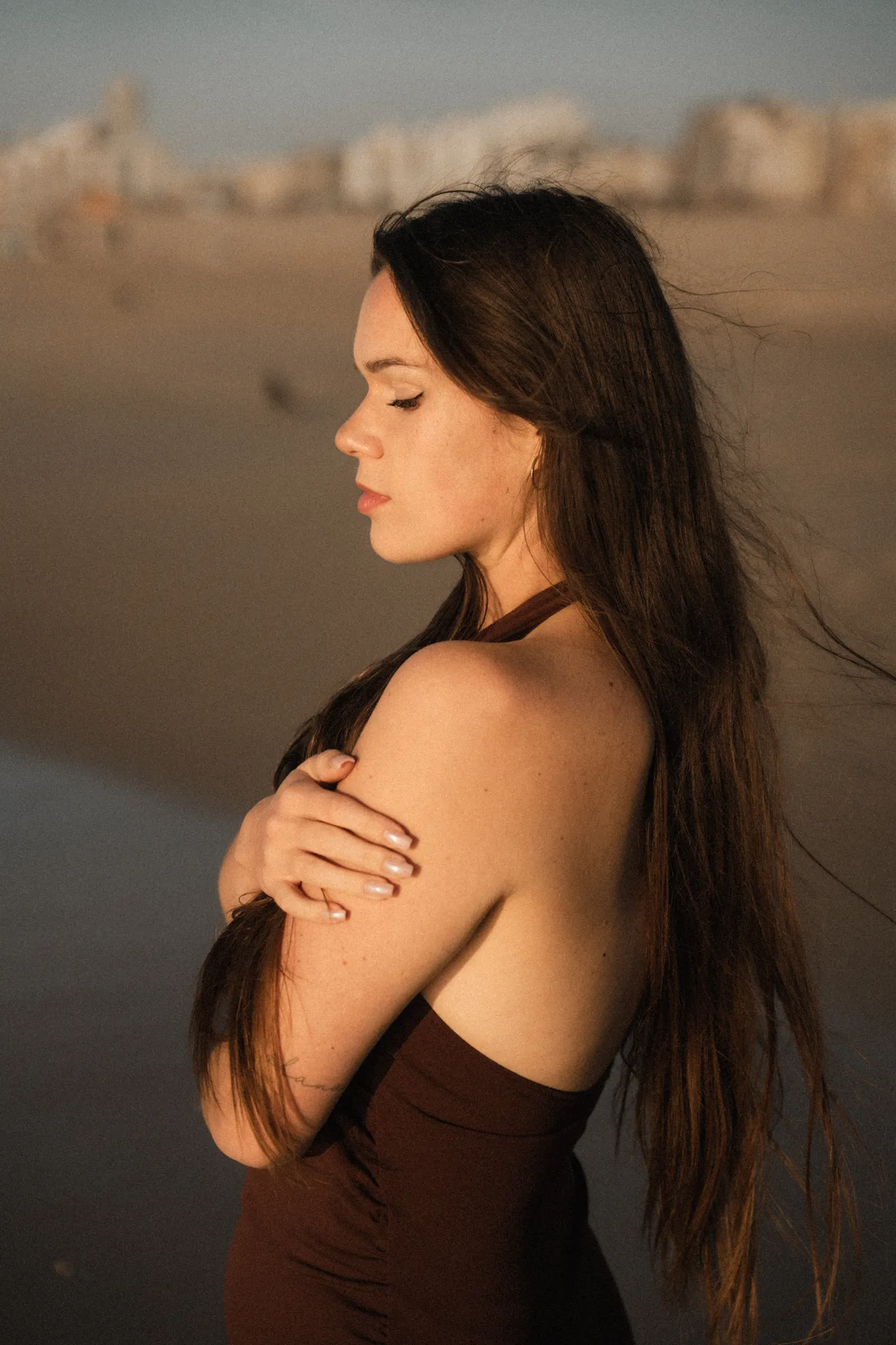 Julia am Meer im Abendlicht